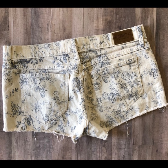 Wildfox Lara Toile Floral Denim Shorts New size 30 - Picture 6 of 8